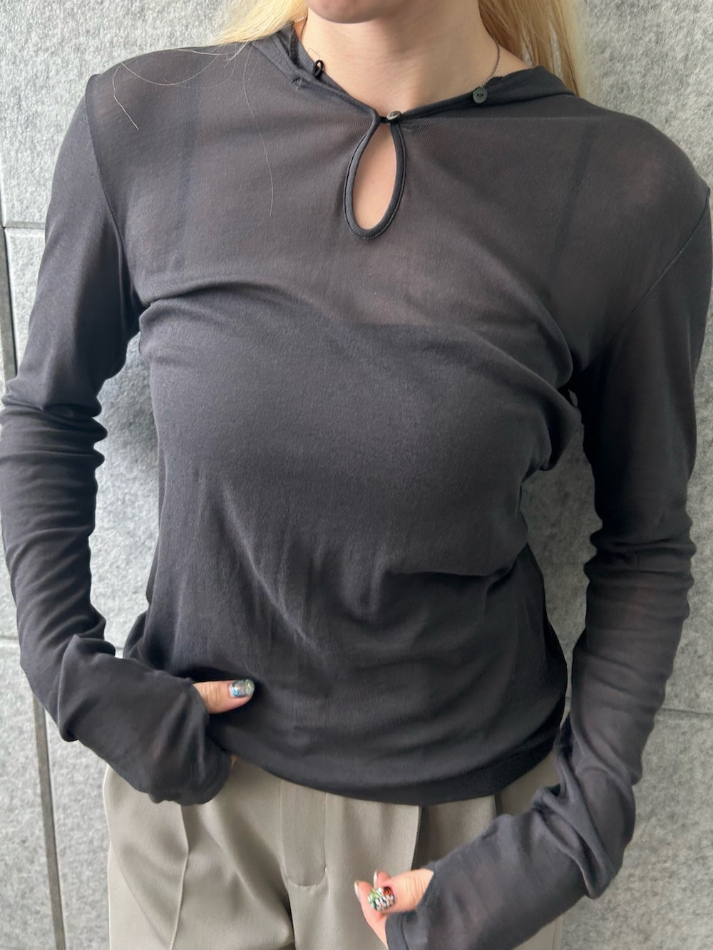 「秋服準備はじめました、メガネ女子、韓国ファッション、きれいめカジュアル、シアートップス、シンプルコーデ、お出かけコーデ、モノトーン、秋コーデ、ハーフパンツ、大人カジュアル、オトナカジュアル、メンズライク、サンダル、高身長女子」｜「heyepのアイテム（シュシュ、ホワイト系）」を使った、abe （CODE A）さん（骨格ナチュラル・レディース・167cm）の秋コーディネートの5枚目の写真