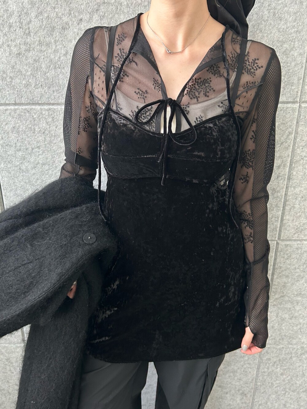 「冬コーデ、クリスマスに着たい服、マイベストコーデ2024、ブーツ、テーマパークコーデ、休日スタイル、きれいめカジュアル、レイヤードスタイル、冬アウター、ワントーンコーデ、オールブラック、ブラック、シアートップス、モード、オトナカジュアル」｜「NOCHINO OPTICALのアイテム（サングラス、グリーン系）」を使った、abe （CODE A）さん（レディース・167cm）の冬コーディネートの4枚目の写真