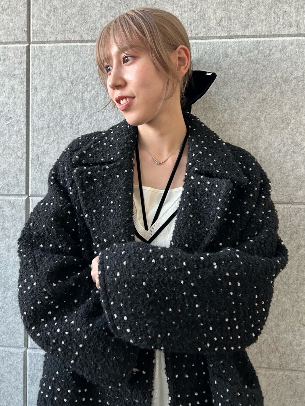 「冬コーデ、ロングコート、マイベストコーデ2024、テーマパークコーデ、クリスマスに着たい服、休日スタイル、レイヤードスタイル、マーメイドスカート、冬アウター、スニーカー、デート、モノトーン、ドット、大人カジュアル、オトナカジュアル」｜「CODE AのCODE A｜tulle lace cami dress（ワンピース、ホワイト系）」を使った、abe （CODE A）さん（レディース・167cm）の冬コーディネートの7枚目の写真