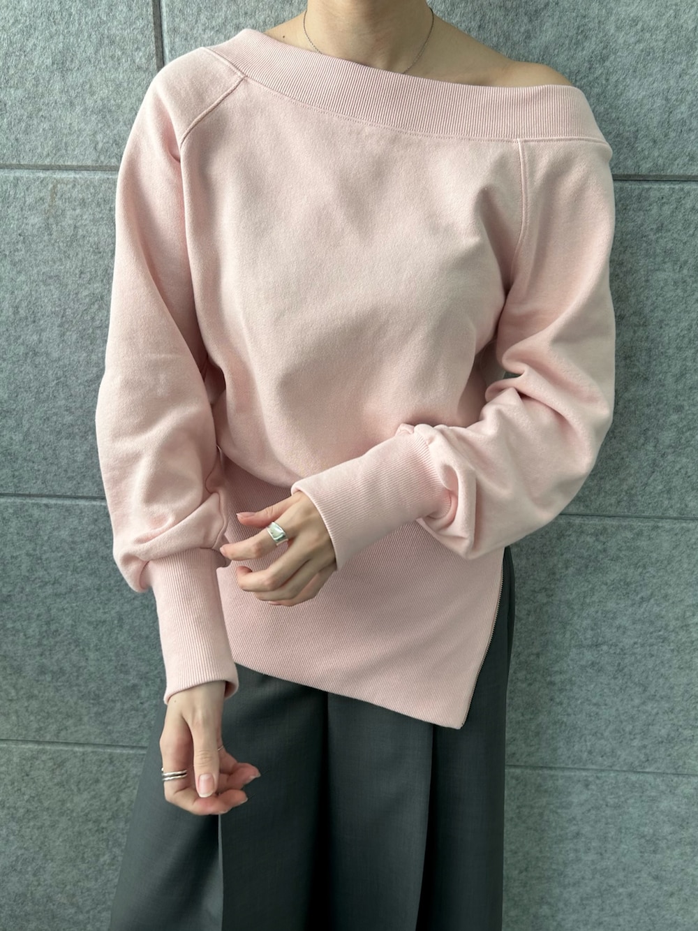 「春コーデ、春めき満開コーデ、ピンク、パステルカラー、スウェット、オフショル、ワイドパンツ、韓国ファッション、メガネ女子、グレー、メンズライク、大人カジュアル、オトナカジュアル、スラックス、高身長女子」｜「JINSのアイテム（メガネ、シルバー系）」を使った、abe （CODE A）さん（骨格ナチュラル・レディース・167cm）の春コーディネートの5枚目の写真