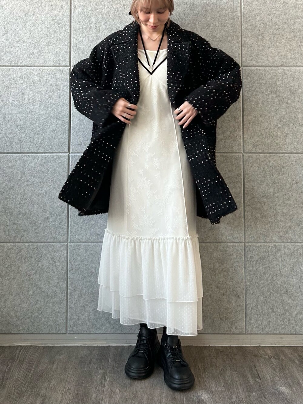 「冬コーデ、ロングコート、マイベストコーデ2024、テーマパークコーデ、クリスマスに着たい服、休日スタイル、レイヤードスタイル、マーメイドスカート、冬アウター、スニーカー、デート、モノトーン、ドット、大人カジュアル、オトナカジュアル」｜「CODE AのCODE A｜tulle lace cami dress（ワンピース、ホワイト系）」を使った、abe （CODE A）さん（レディース・167cm）の冬コーディネートの5枚目の写真