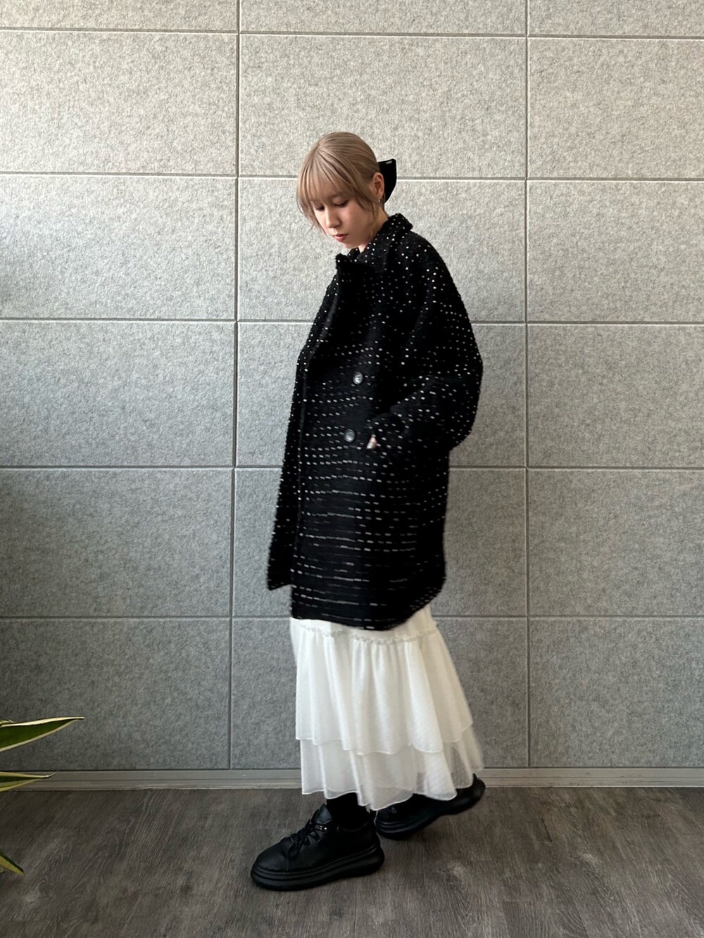「冬コーデ、ロングコート、マイベストコーデ2024、テーマパークコーデ、クリスマスに着たい服、休日スタイル、レイヤードスタイル、マーメイドスカート、冬アウター、スニーカー、デート、モノトーン、ドット、大人カジュアル、オトナカジュアル」｜「CODE AのCODE A｜tulle lace cami dress（ワンピース、ホワイト系）」を使った、abe （CODE A）さん（レディース・167cm）の冬コーディネートの2枚目の写真