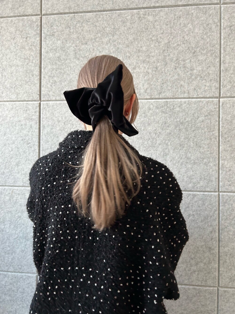 「冬コーデ、ロングコート、マイベストコーデ2024、テーマパークコーデ、クリスマスに着たい服、休日スタイル、レイヤードスタイル、マーメイドスカート、冬アウター、スニーカー、デート、モノトーン、ドット、大人カジュアル、オトナカジュアル」｜「CODE AのCODE A｜tulle lace cami dress（ワンピース、ホワイト系）」を使った、abe （CODE A）さん（レディース・167cm）の冬コーディネートの8枚目の写真