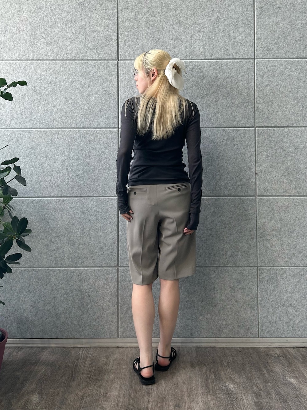 「秋服準備はじめました、メガネ女子、韓国ファッション、きれいめカジュアル、シアートップス、シンプルコーデ、お出かけコーデ、モノトーン、秋コーデ、ハーフパンツ、大人カジュアル、オトナカジュアル、メンズライク、サンダル、高身長女子」｜「heyepのアイテム（シュシュ、ホワイト系）」を使った、abe （CODE A）さん（骨格ナチュラル・レディース・167cm）の秋コーディネートの4枚目の写真