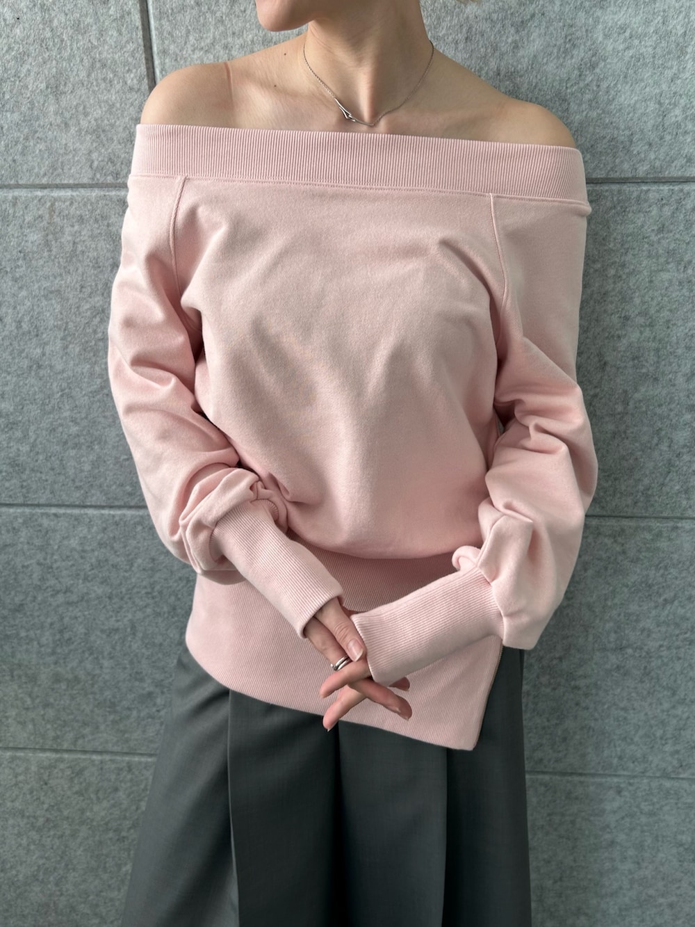 「春コーデ、春めき満開コーデ、ピンク、パステルカラー、スウェット、オフショル、ワイドパンツ、韓国ファッション、メガネ女子、グレー、メンズライク、大人カジュアル、オトナカジュアル、スラックス、高身長女子」｜「JINSのアイテム（メガネ、シルバー系）」を使った、abe （CODE A）さん（骨格ナチュラル・レディース・167cm）の春コーディネートの4枚目の写真