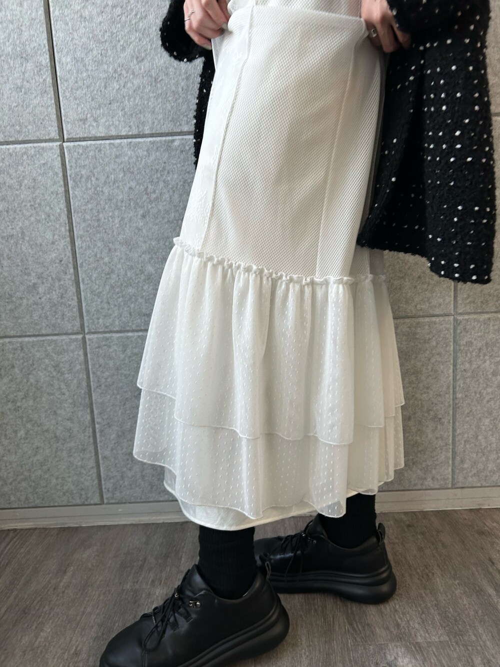 「冬コーデ、ロングコート、マイベストコーデ2024、テーマパークコーデ、クリスマスに着たい服、休日スタイル、レイヤードスタイル、マーメイドスカート、冬アウター、スニーカー、デート、モノトーン、ドット、大人カジュアル、オトナカジュアル」｜「CODE AのCODE A｜tulle lace cami dress（ワンピース、ホワイト系）」を使った、abe （CODE A）さん（レディース・167cm）の冬コーディネートの6枚目の写真