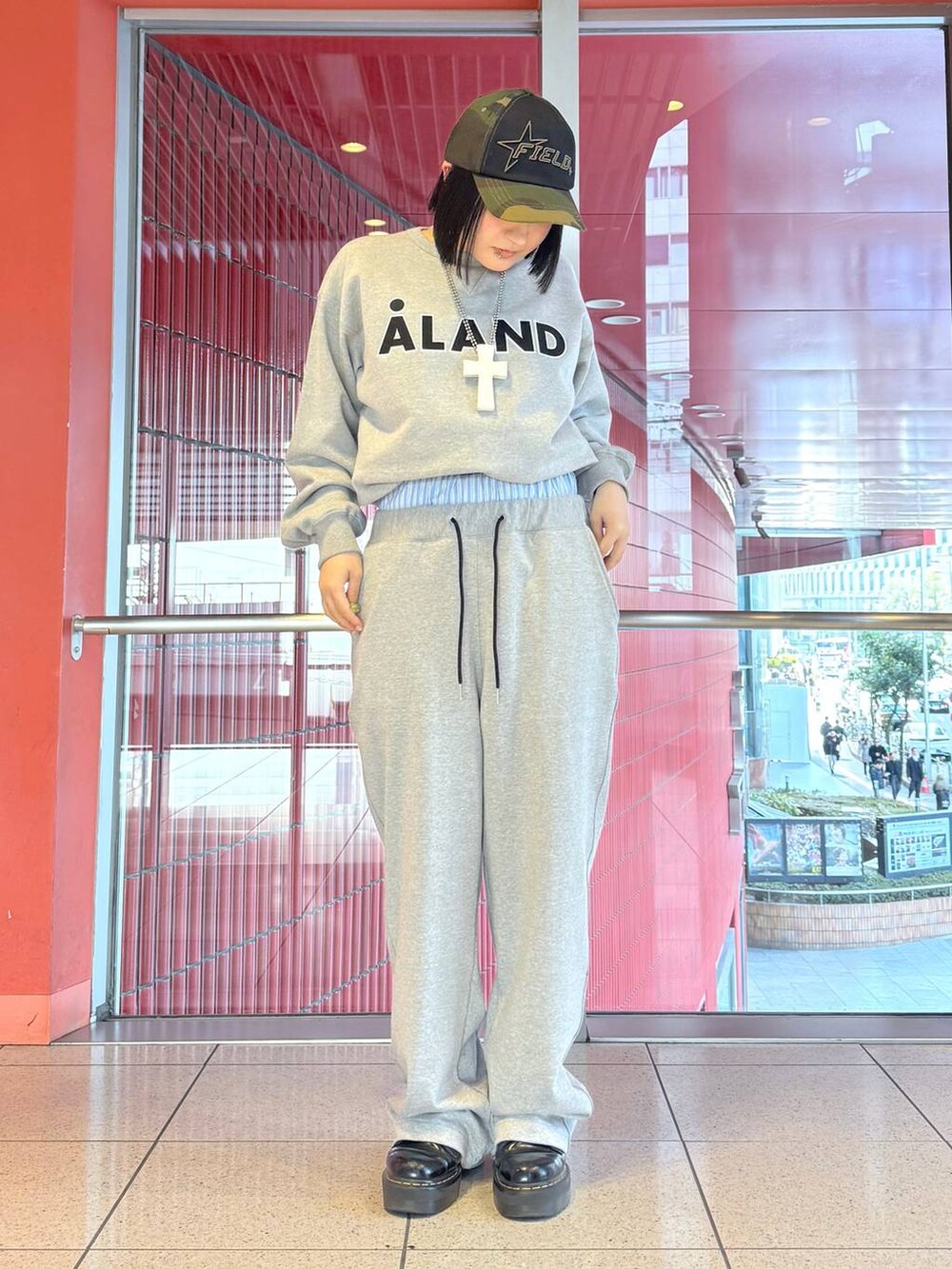 ブラック系のチューブトップ、グレー系のスウェット、グレー系のスウェットパンツを着用したレディースの冬コーディネートの4枚目の写真