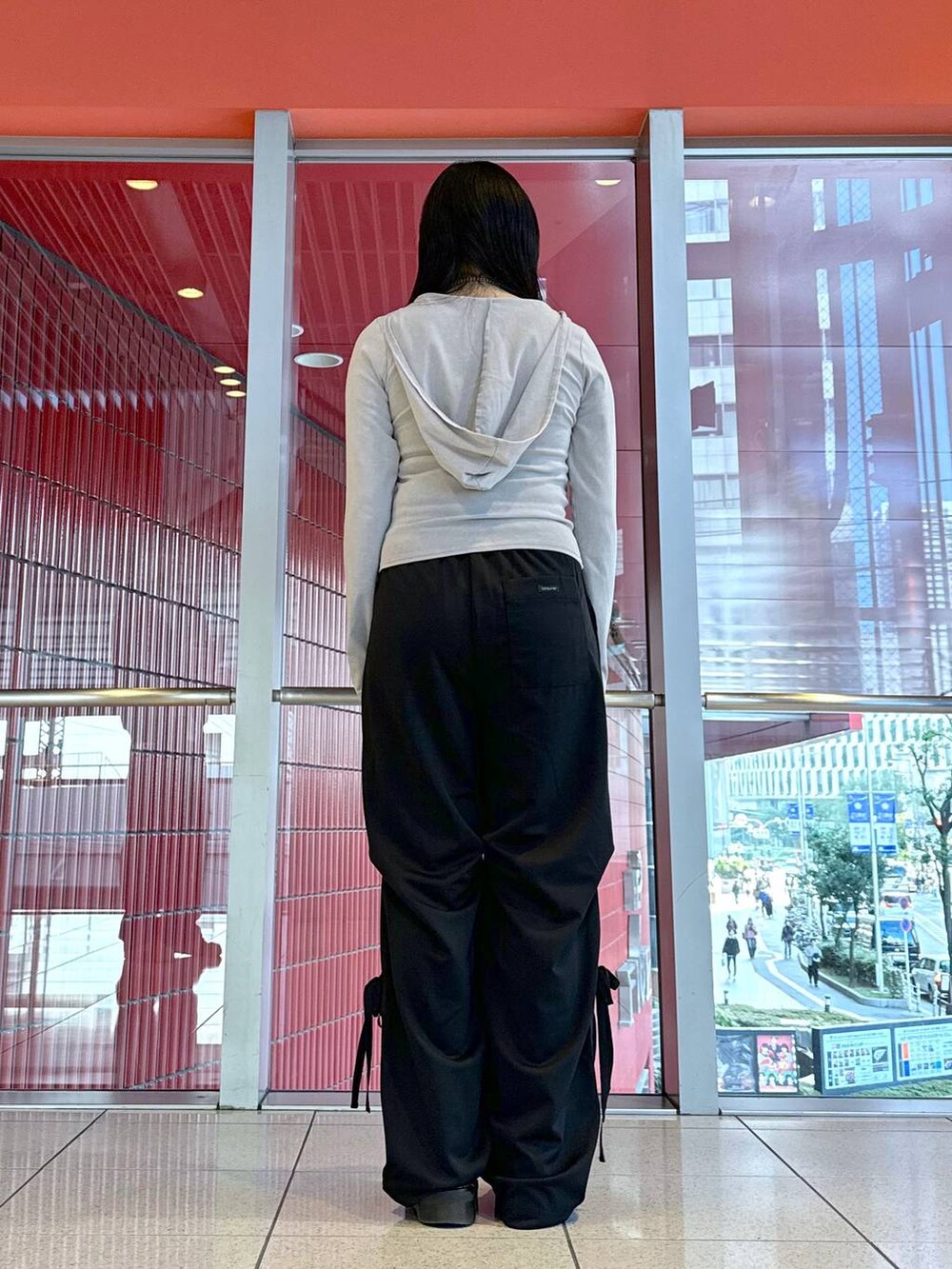 ブラック系のカーゴパンツ、グレー系のTシャツ/カットソーを着用したレディースの秋コーディネートの3枚目の写真