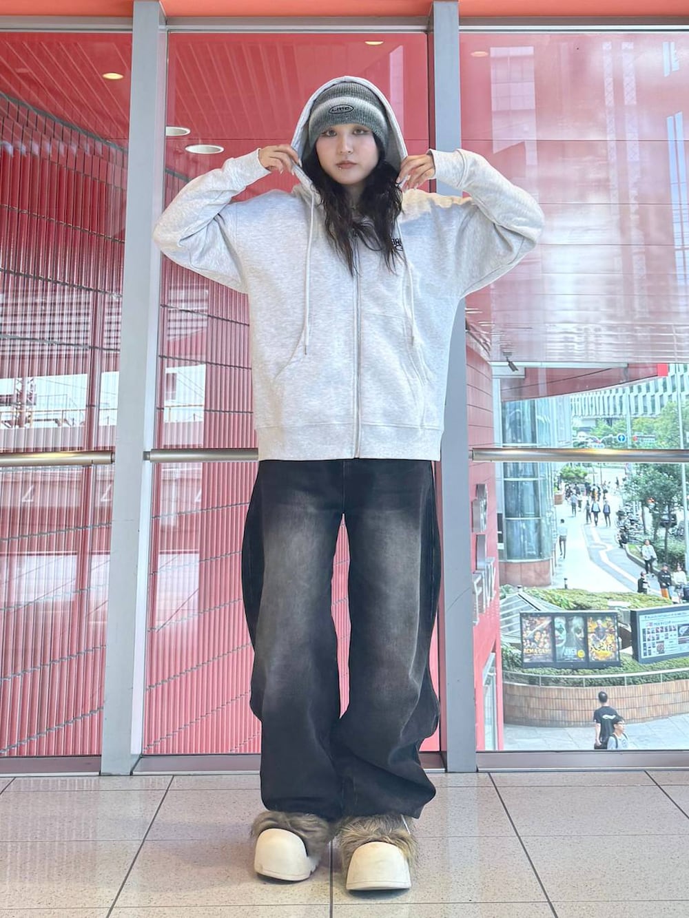 ブラック系のデニムパンツ、グレー系のニットキャップ/ビーニーを着用したレディースの秋コーディネートの4枚目の写真