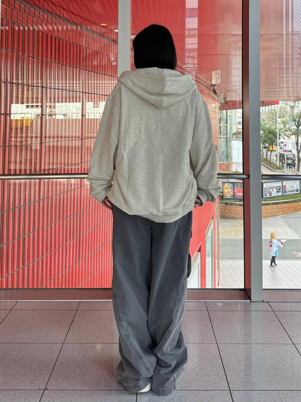 ピンク系のタンクトップ、その他のサンダル、ベージュ系のパーカーを着用したレディースの春コーディネートの2枚目の写真