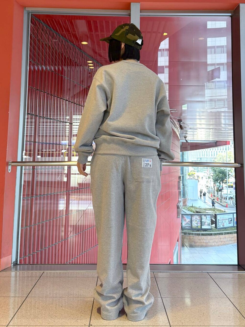 ブラック系のチューブトップ、グレー系のスウェット、グレー系のスウェットパンツを着用したレディースの冬コーディネートの3枚目の写真