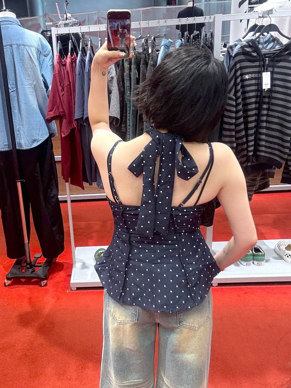 ホワイト系のサンダル、ブルー系のシャツ/ブラウス、ブルー系のデニムパンツを着用したレディースの夏コーディネートの2枚目の写真