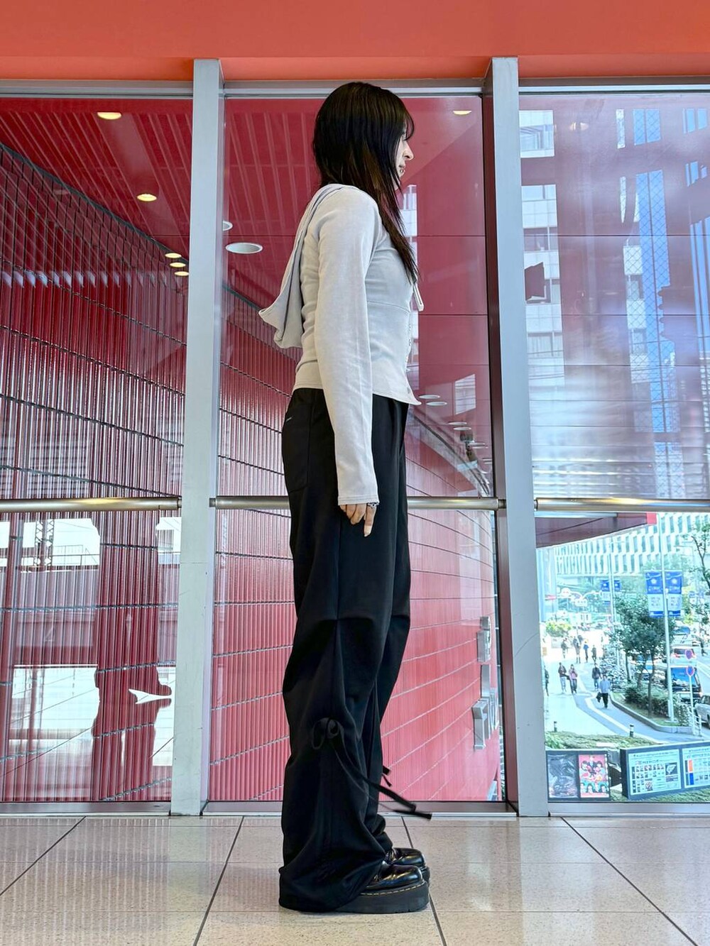 ブラック系のカーゴパンツ、グレー系のTシャツ/カットソーを着用したレディースの秋コーディネートの2枚目の写真