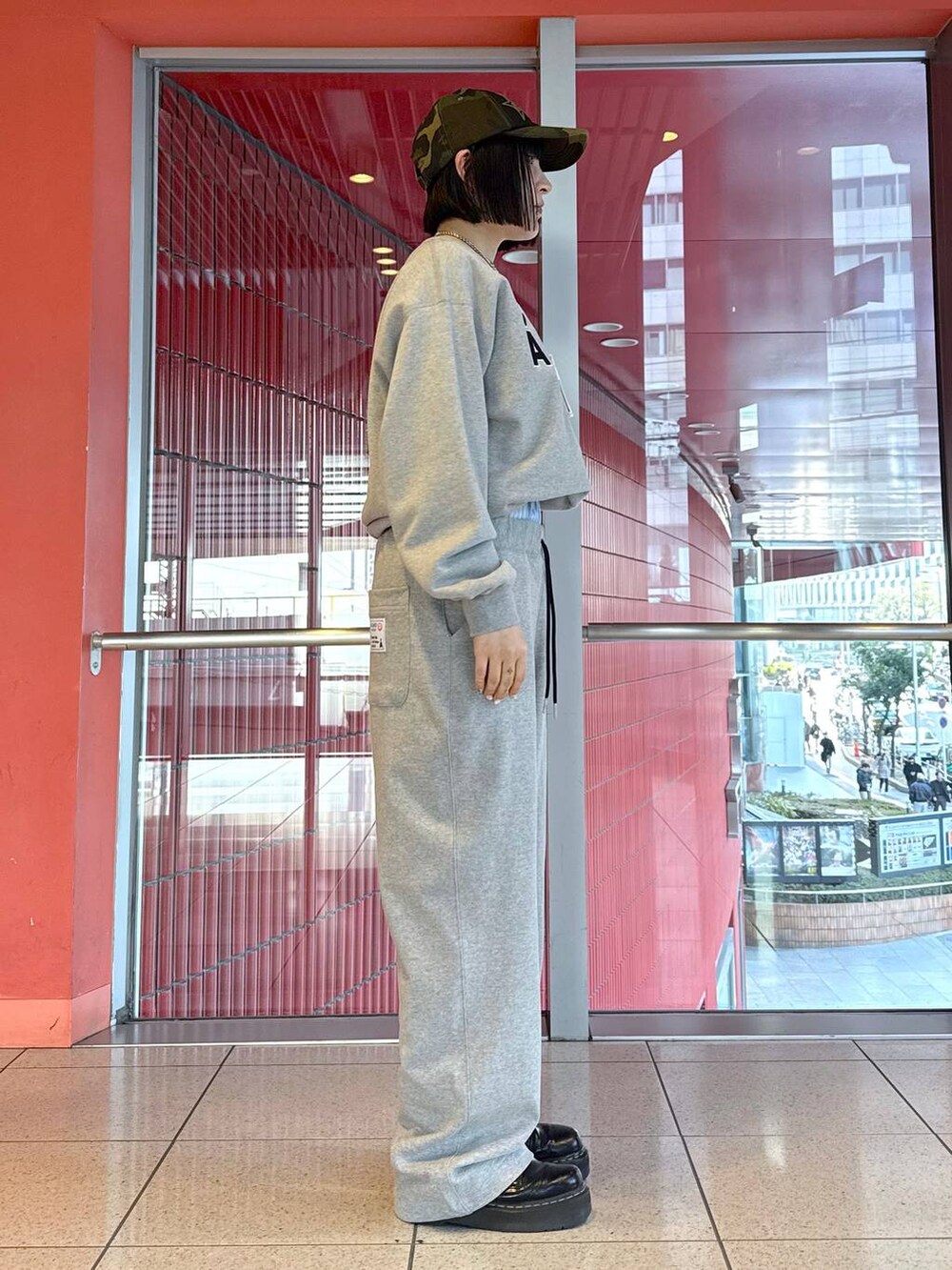 ブラック系のチューブトップ、グレー系のスウェット、グレー系のスウェットパンツを着用したレディースの冬コーディネートの2枚目の写真