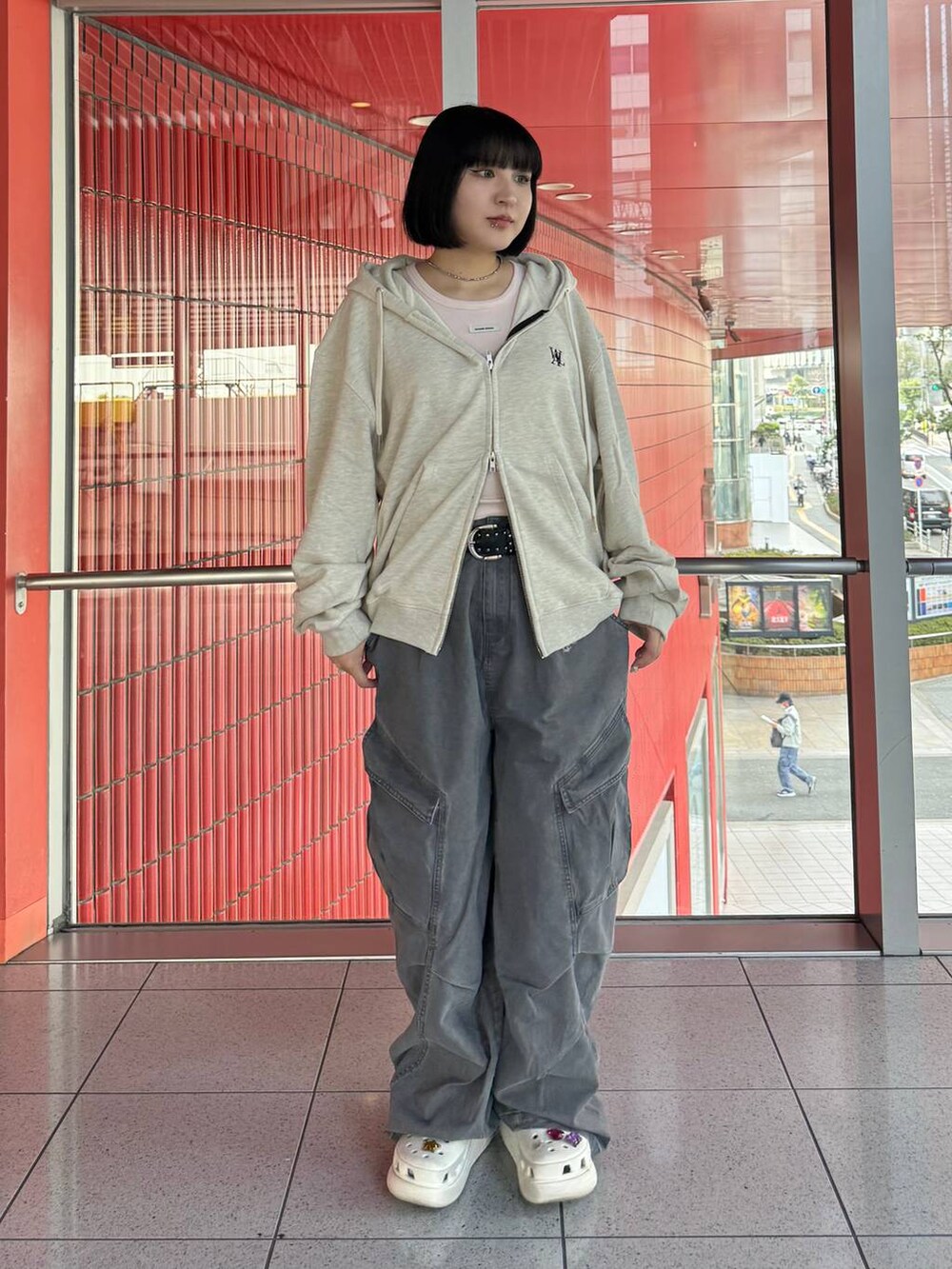 ピンク系のタンクトップ、その他のサンダル、ベージュ系のパーカーを着用したレディースの春コーディネートの3枚目の写真