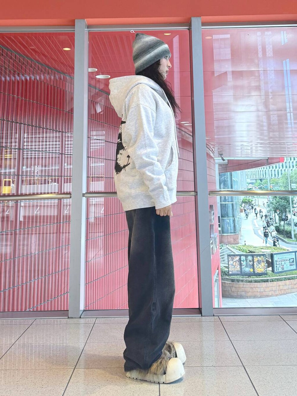 ブラック系のデニムパンツ、グレー系のニットキャップ/ビーニーを着用したレディースの秋コーディネートの3枚目の写真