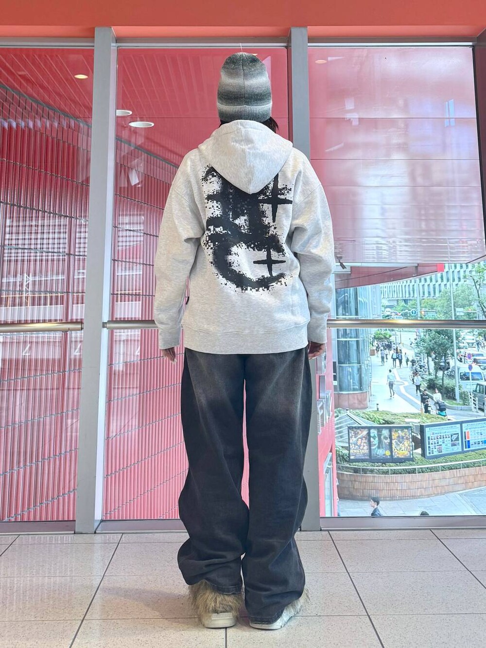 ブラック系のデニムパンツ、グレー系のニットキャップ/ビーニーを着用したレディースの秋コーディネートの2枚目の写真