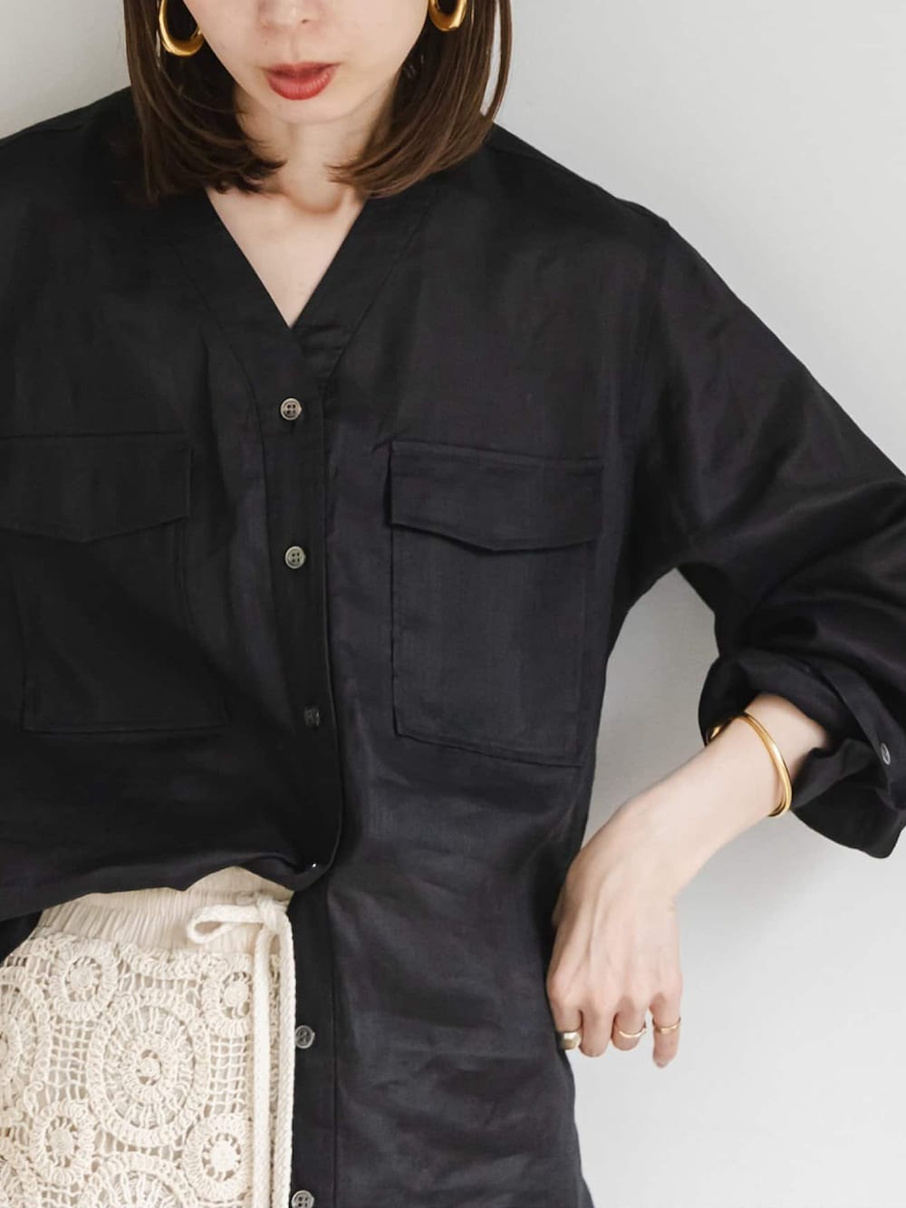 ブラック系のシャツ/ブラウス、ホワイト系のスカート、ブラック系のショルダーバッグを着用したレディースの夏コーディネートの3枚目の写真