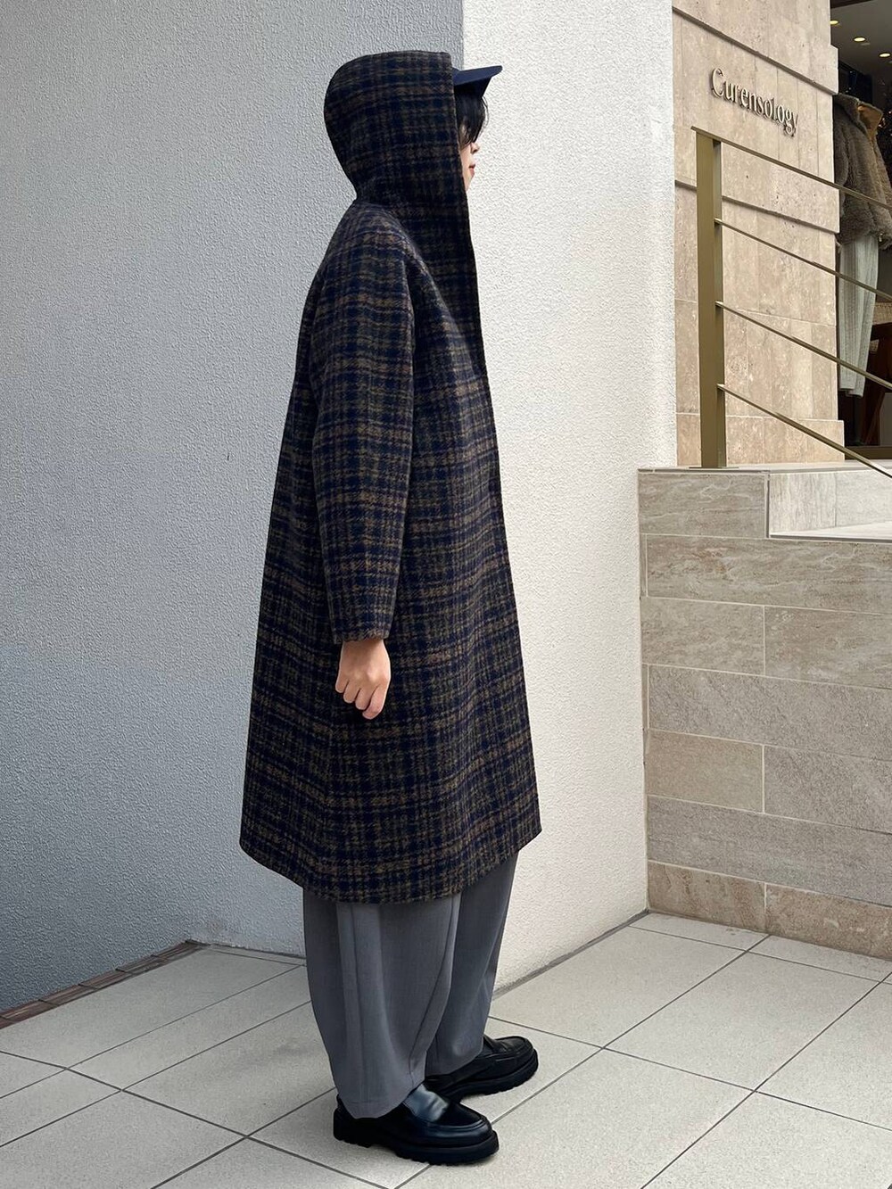 グレー系のその他パンツ、ブルー系のチェスターコート、ブルー系のシャツ/ブラウスを着用したレディースの秋コーディネートの3枚目の写真