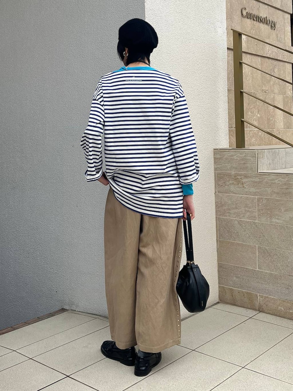 ブルー系のTシャツ/カットソー、ベージュ系のその他パンツ、ブルー系のTシャツ/カットソーを着用したレディースの冬コーディネートの3枚目の写真