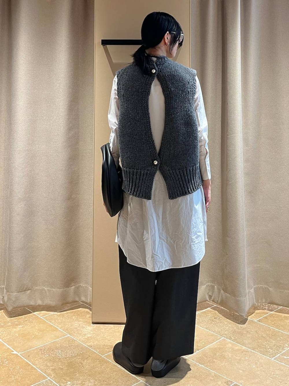 ホワイト系のシャツ/ブラウス、グレー系のニット/セーター、グレー系のその他パンツを着用したレディースの秋コーディネートの3枚目の写真