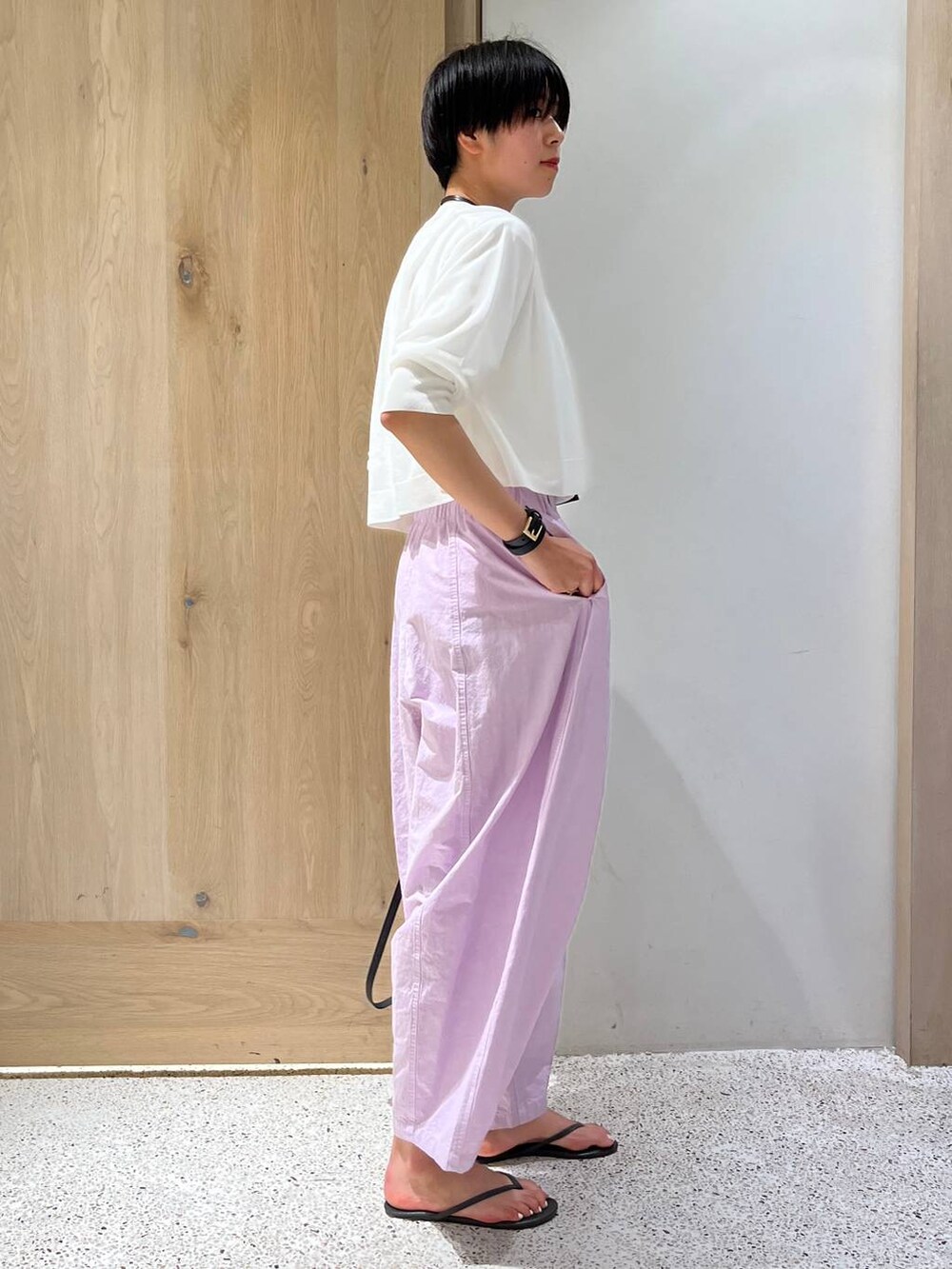 ピンク系のその他パンツ、ホワイト系のカーディガン/ボレロ、ホワイト系のTシャツ/カットソーを着用したレディースの夏コーディネートの3枚目の写真