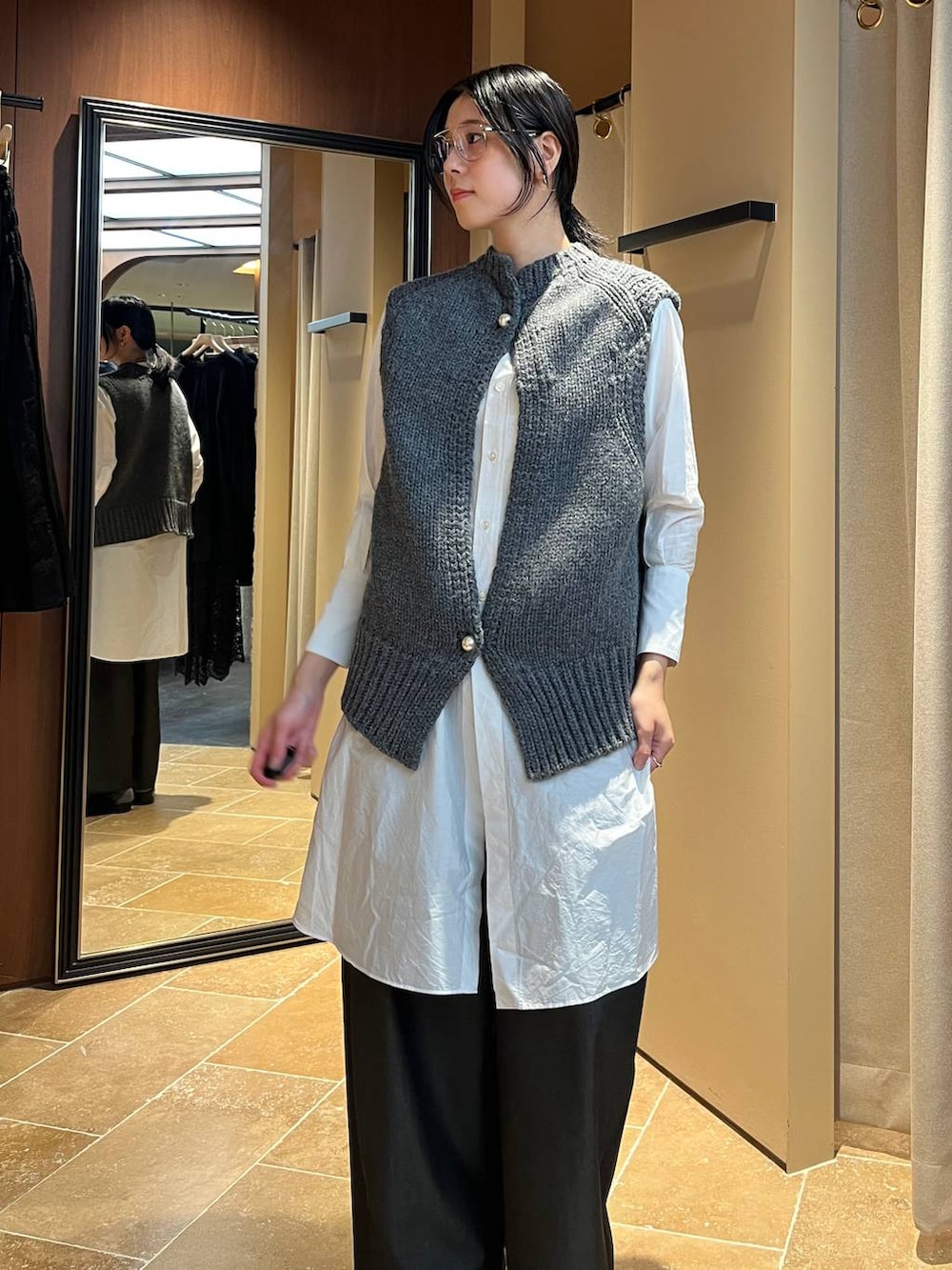 ホワイト系のシャツ/ブラウス、グレー系のニット/セーター、グレー系のその他パンツを着用したレディースの秋コーディネートの5枚目の写真