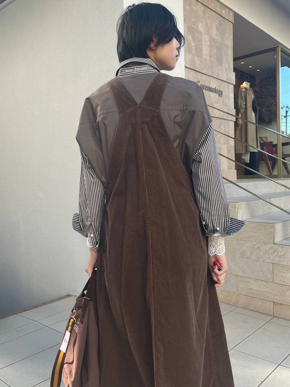 ブラウン系のジャンパースカート、ブラウン系のトートバッグ、ブラウン系のシャツ/ブラウスを着用したレディースの冬コーディネートの5枚目の写真