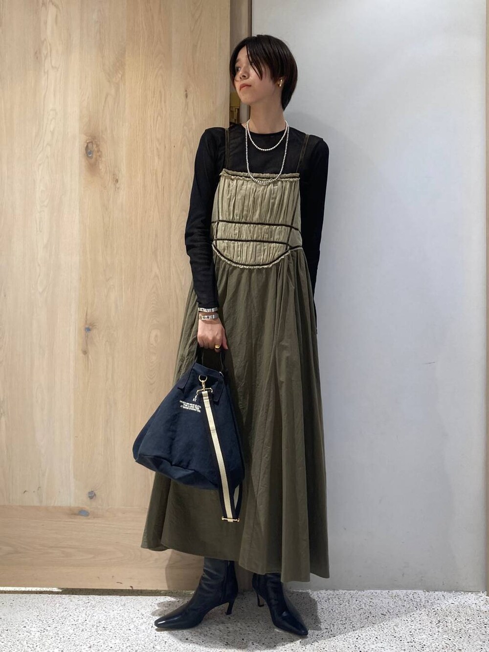 ブラック系のショルダーバッグ、ブラック系のTシャツ/カットソー、ブラック系のテーラードジャケットを着用したレディースの夏コーディネートの4枚目の写真