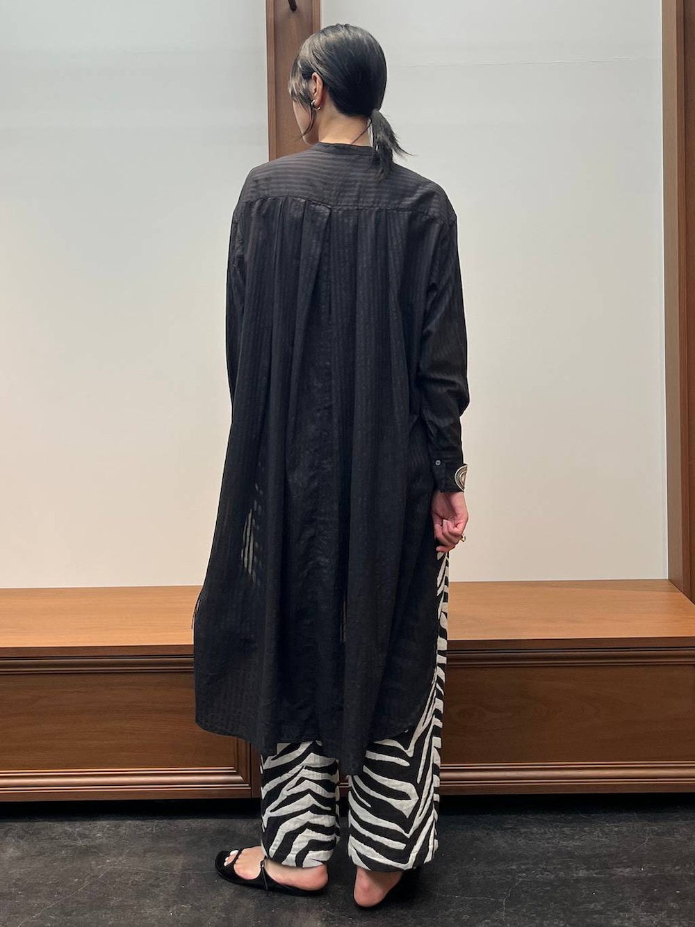 ブラック系のその他パンツ、ブラック系のシャツ/ブラウスを着用したレディースの夏コーディネートの4枚目の写真