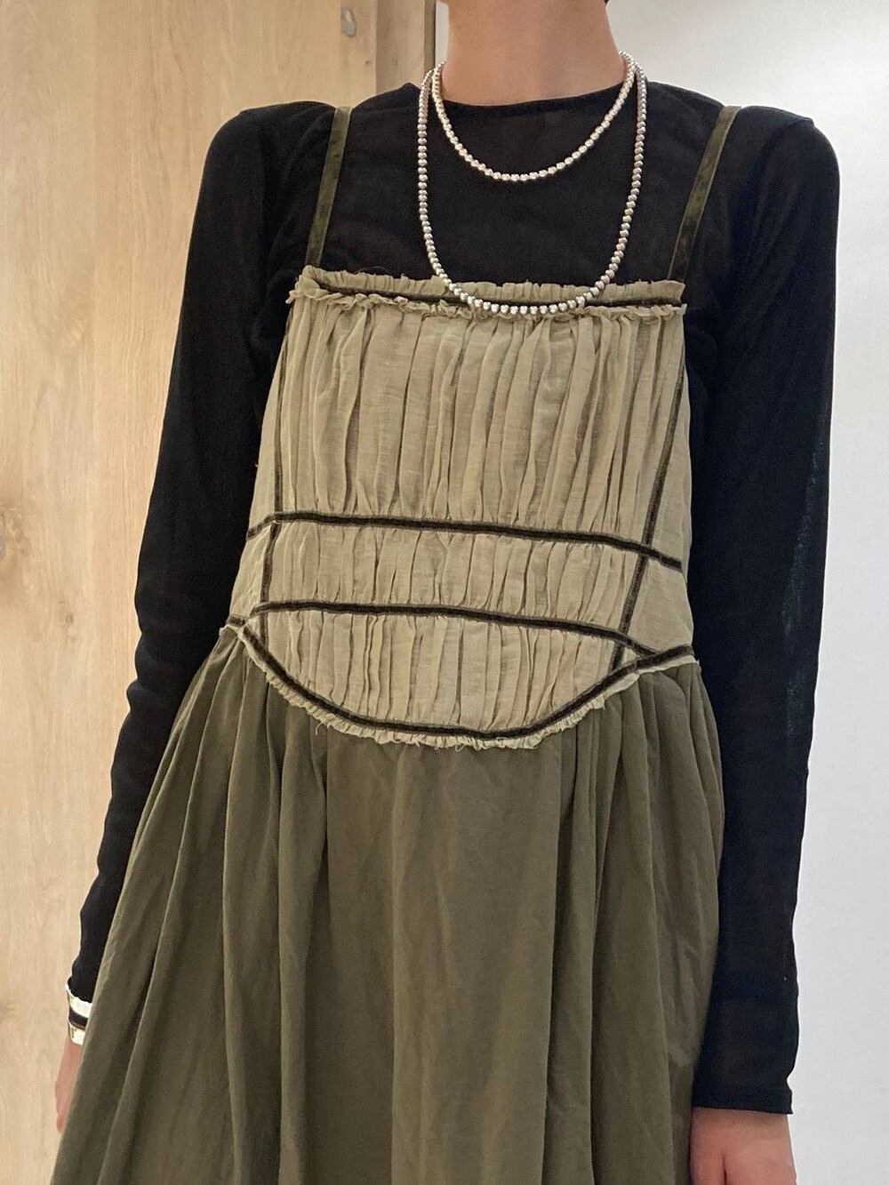 ブラック系のショルダーバッグ、ブラック系のTシャツ/カットソー、ブラック系のテーラードジャケットを着用したレディースの夏コーディネートの7枚目の写真