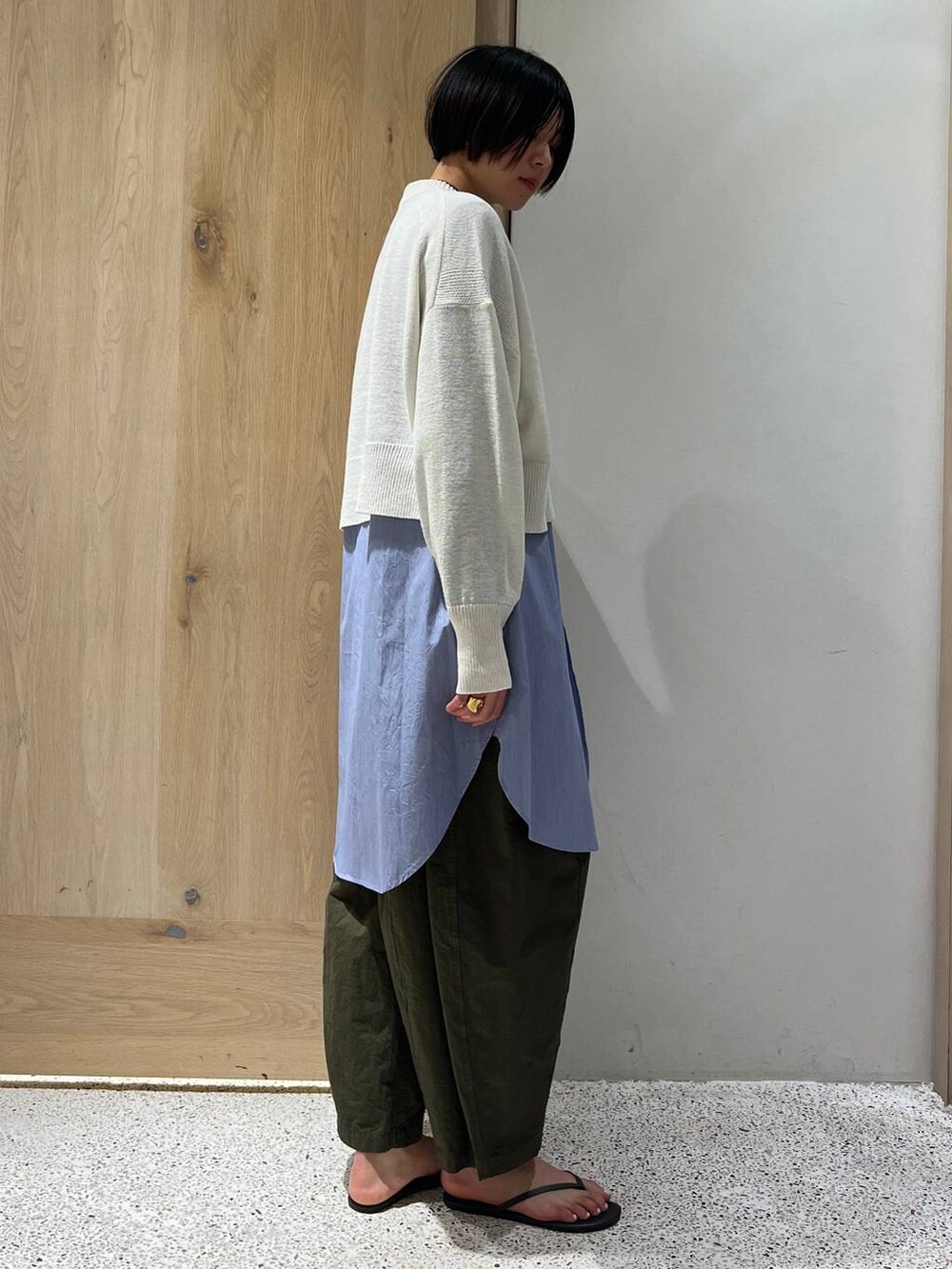 ブルー系のシャツ/ブラウス、グリーン系のその他パンツ、ブラック系のショルダーバッグを着用したレディースの春コーディネートの3枚目の写真