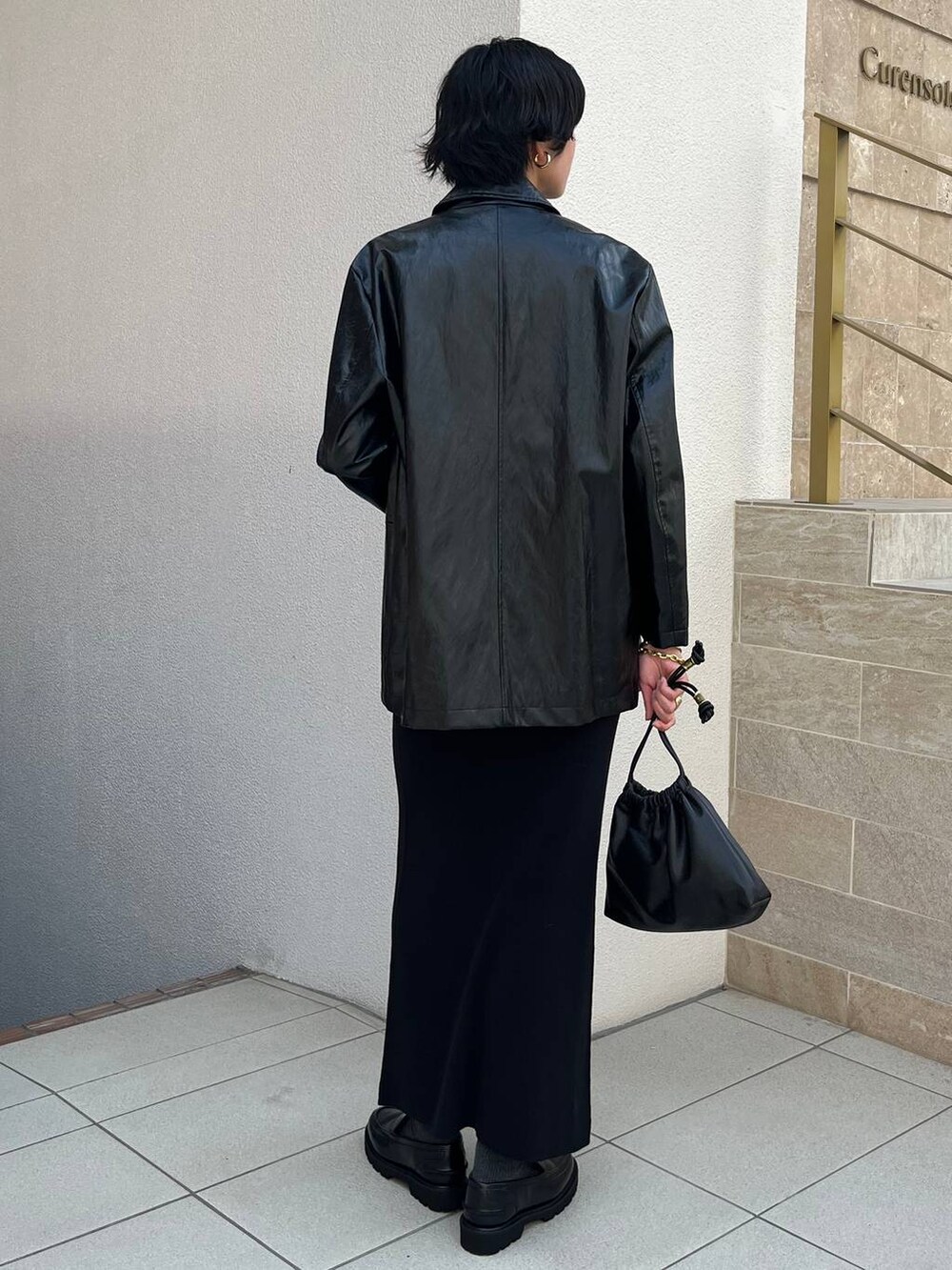 ホワイト系のシャツ/ブラウス、ブラック系のブルゾン、ブラック系のスカートを着用したレディースの秋コーディネートの3枚目の写真