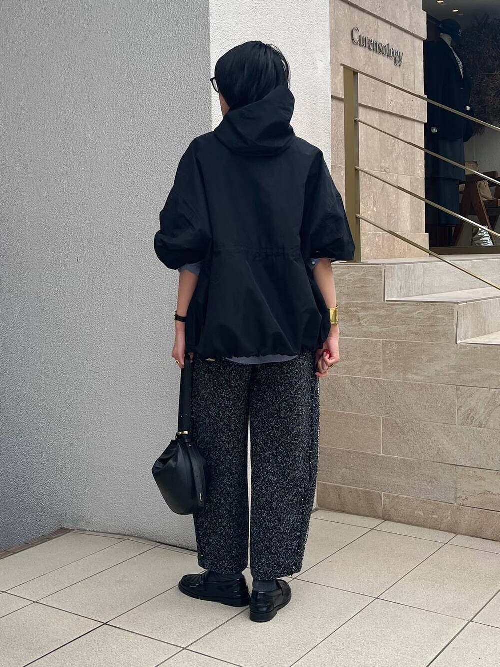 ブルー系のシャツ/ブラウス、ブラック系のその他パンツ、ブラック系のブルゾンを着用したレディースの冬コーディネートの6枚目の写真