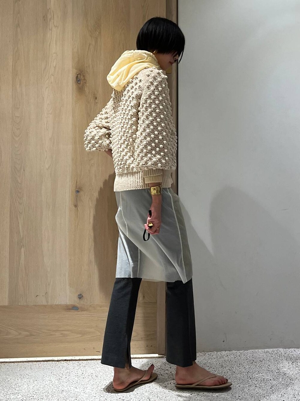 グレー系のその他パンツ、ベージュ系のスカート、ブラウン系のカーディガン/ボレロを着用したレディースの冬コーディネートの2枚目の写真