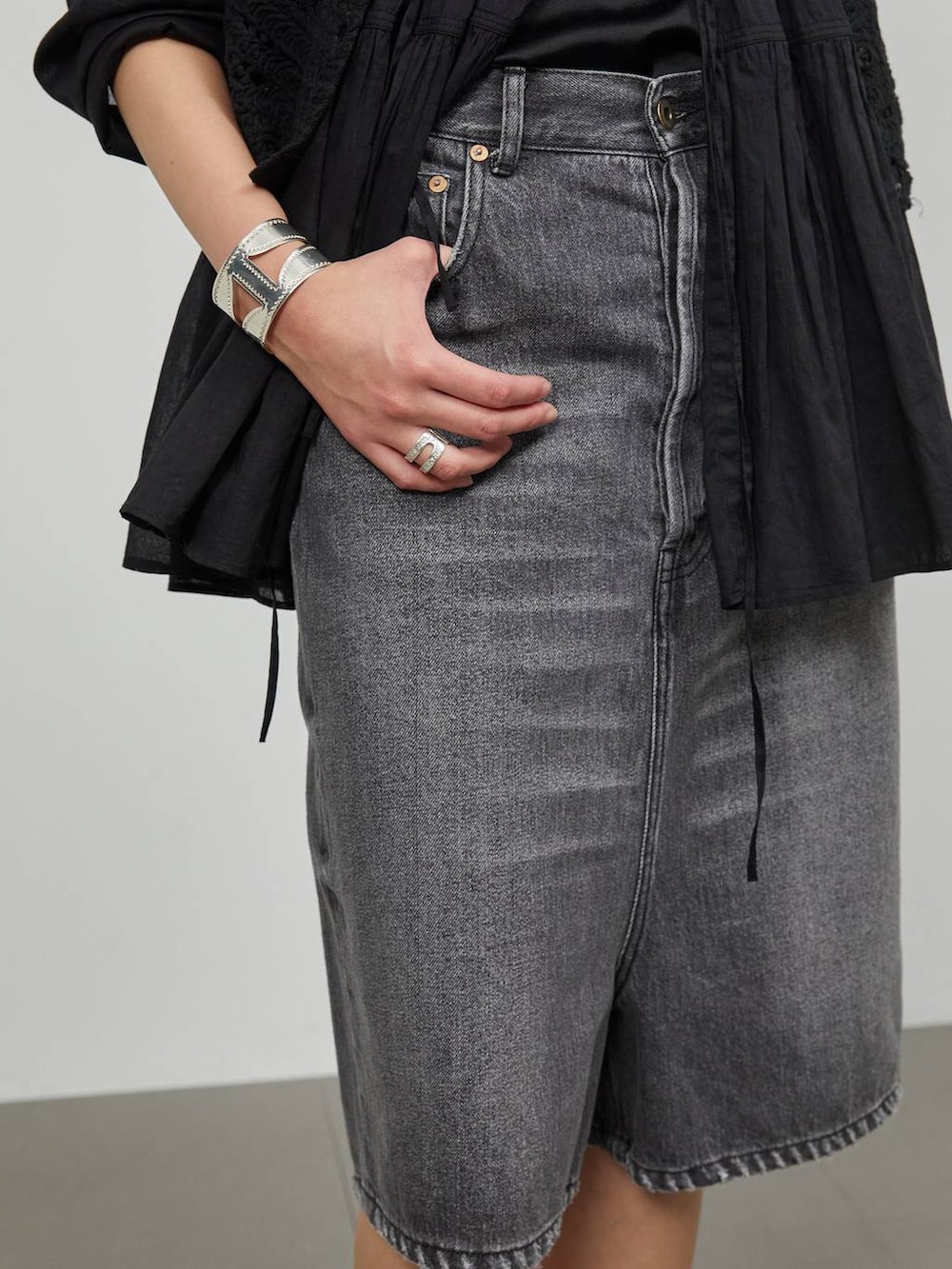 ブラック系のデニムパンツ、ブラック系のベストを着用したレディースの冬コーディネートの7枚目の写真