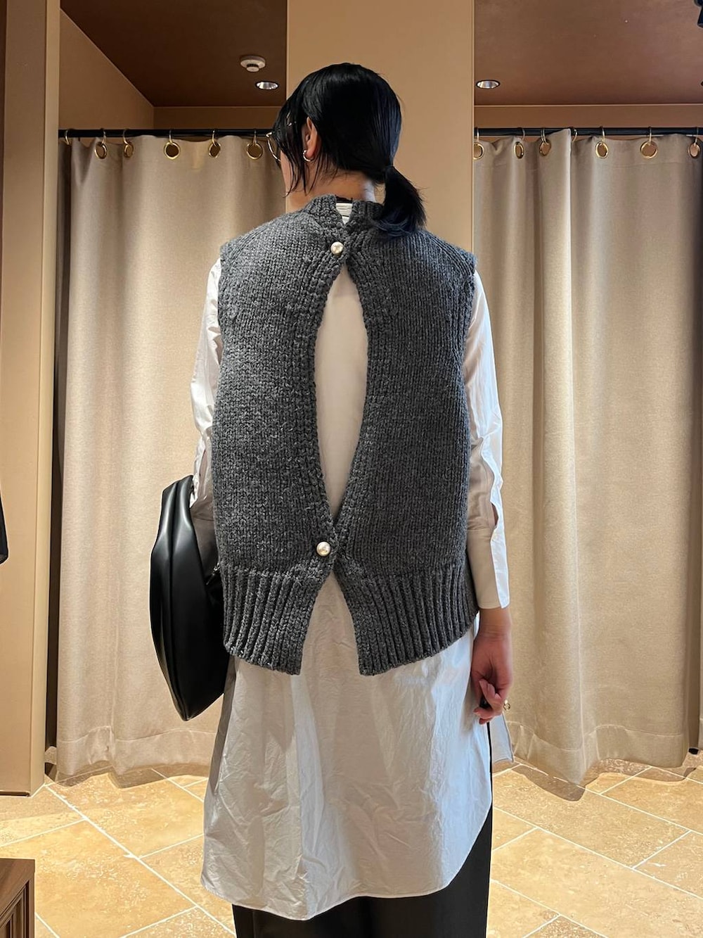 ホワイト系のシャツ/ブラウス、グレー系のニット/セーター、グレー系のその他パンツを着用したレディースの秋コーディネートの4枚目の写真