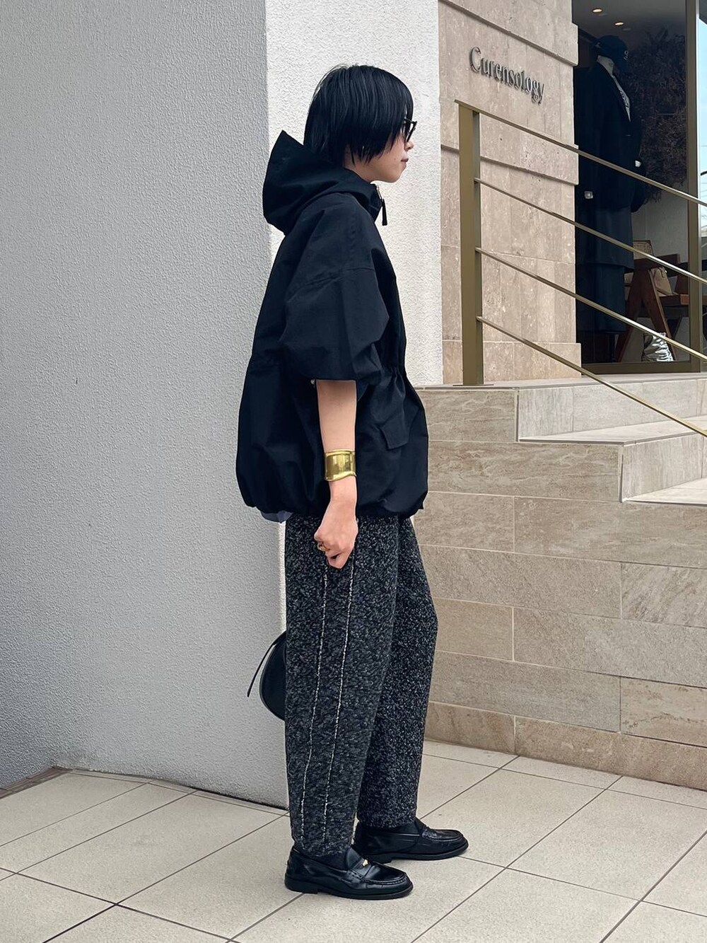 ブルー系のシャツ/ブラウス、ブラック系のその他パンツ、ブラック系のブルゾンを着用したレディースの冬コーディネートの5枚目の写真