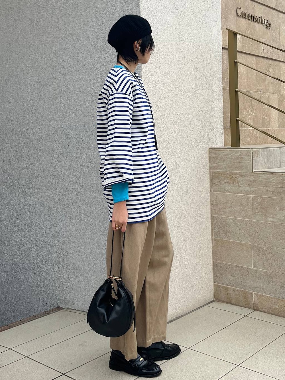 ブルー系のTシャツ/カットソー、ベージュ系のその他パンツ、ブルー系のTシャツ/カットソーを着用したレディースの冬コーディネートの2枚目の写真