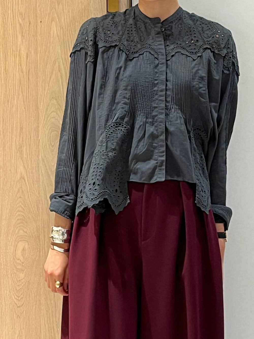 グレー系のシャツ/ブラウス、ブルー系のその他パンツ、シルバー系のバングル/リストバンドを着用したレディースの夏コーディネートの5枚目の写真