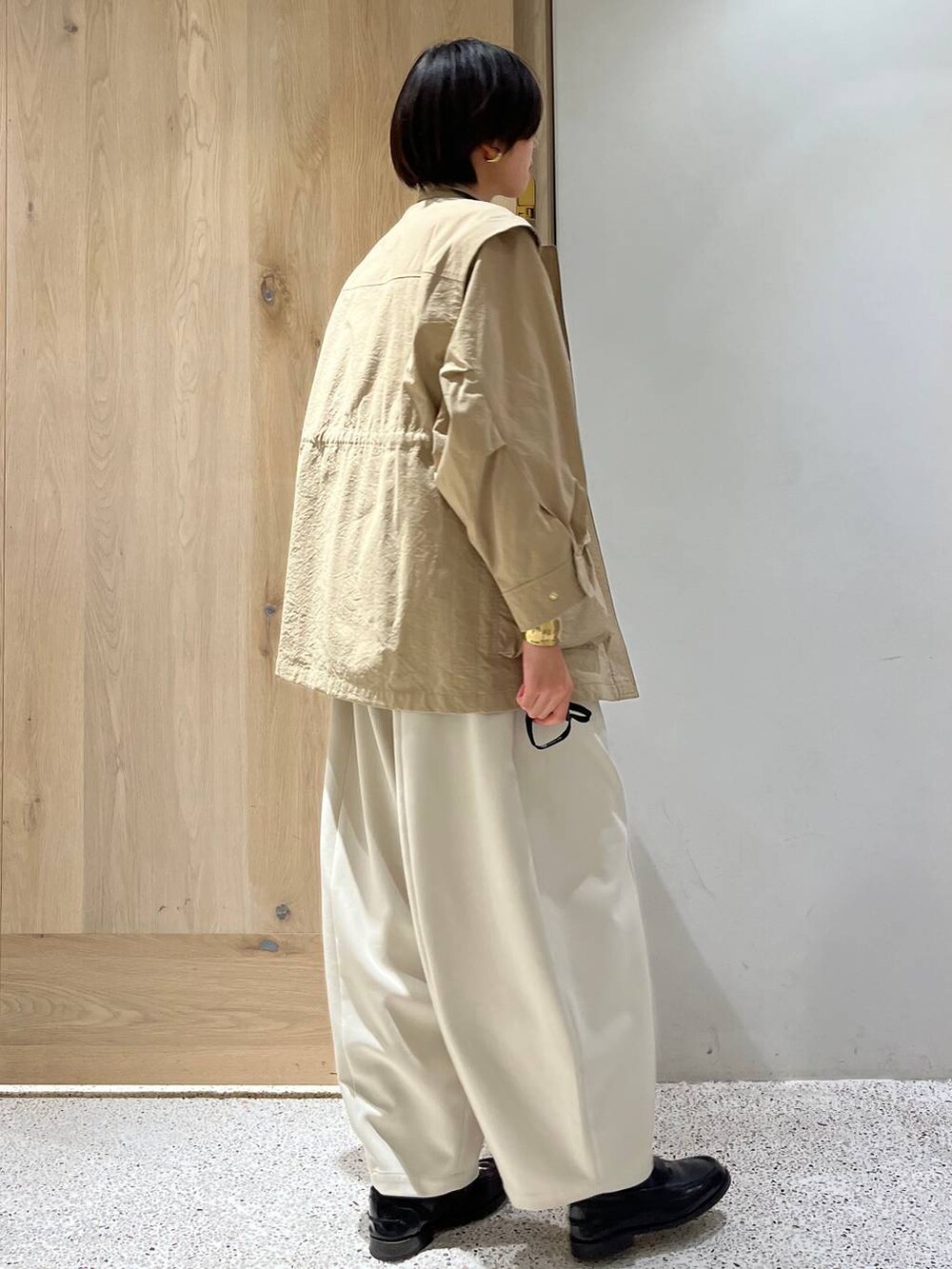 ホワイト系のその他パンツ、ホワイト系のシャツ/ブラウス、ベージュ系のブルゾンを着用したレディースの冬コーディネートの2枚目の写真