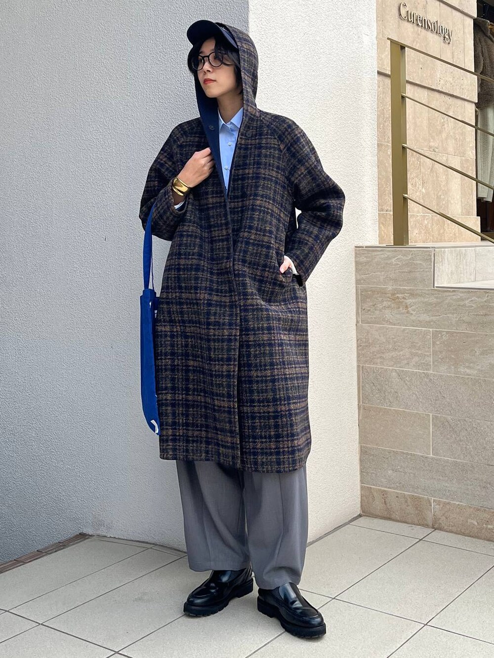 グレー系のその他パンツ、ブルー系のチェスターコート、ブルー系のシャツ/ブラウスを着用したレディースの秋コーディネートの2枚目の写真