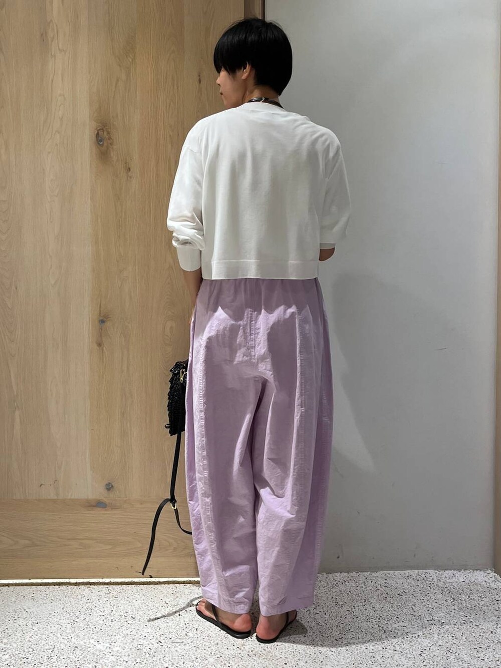 ピンク系のその他パンツ、ホワイト系のカーディガン/ボレロ、ホワイト系のTシャツ/カットソーを着用したレディースの夏コーディネートの2枚目の写真