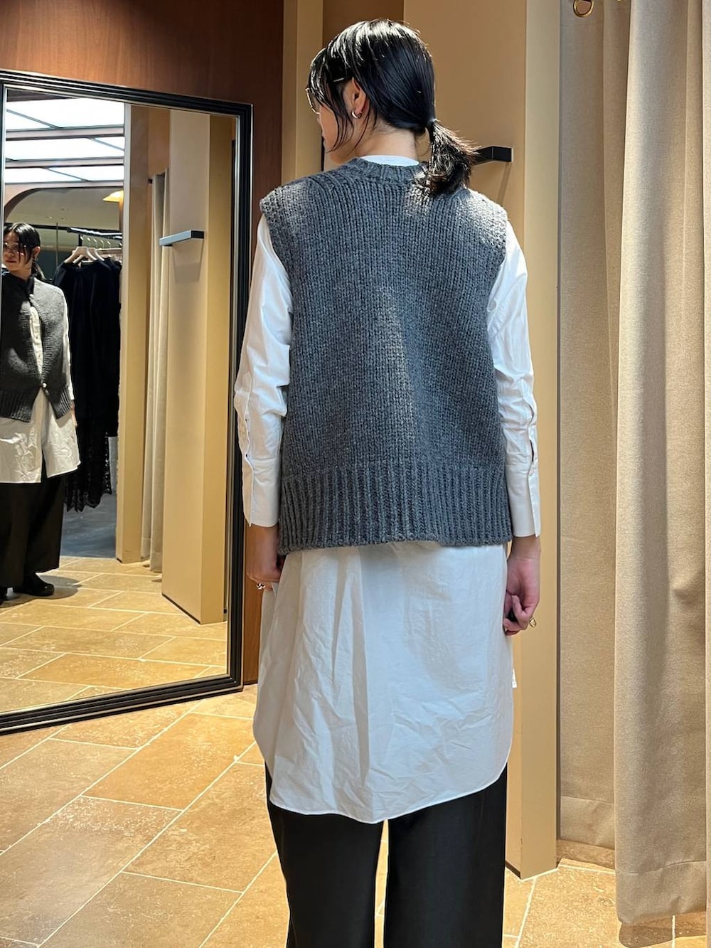 ホワイト系のシャツ/ブラウス、グレー系のニット/セーター、グレー系のその他パンツを着用したレディースの秋コーディネートの6枚目の写真