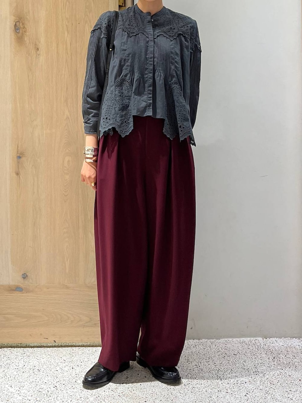 グレー系のシャツ/ブラウス、ブルー系のその他パンツ、シルバー系のバングル/リストバンドを着用したレディースの夏コーディネートの2枚目の写真