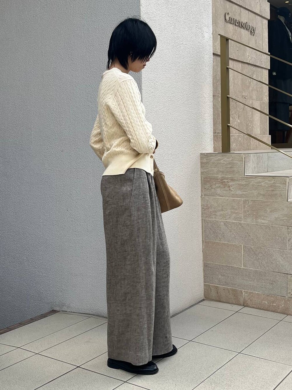 ベージュ系のその他パンツ、ホワイト系のシャツ/ブラウス、ゴールド系のバングル/リストバンドを着用したレディースの冬コーディネートの5枚目の写真