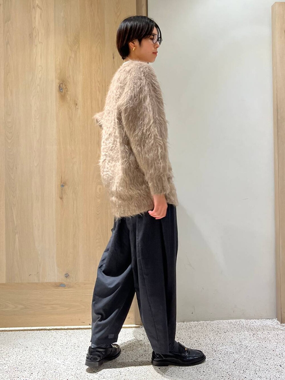 ベージュ系のカーディガン/ボレロ、グレー系のその他パンツ、ブラック系のショルダーバッグを着用したレディースの冬コーディネートの2枚目の写真