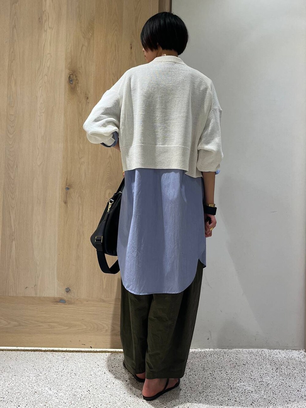 ブルー系のシャツ/ブラウス、グリーン系のその他パンツ、ブラック系のショルダーバッグを着用したレディースの春コーディネートの4枚目の写真