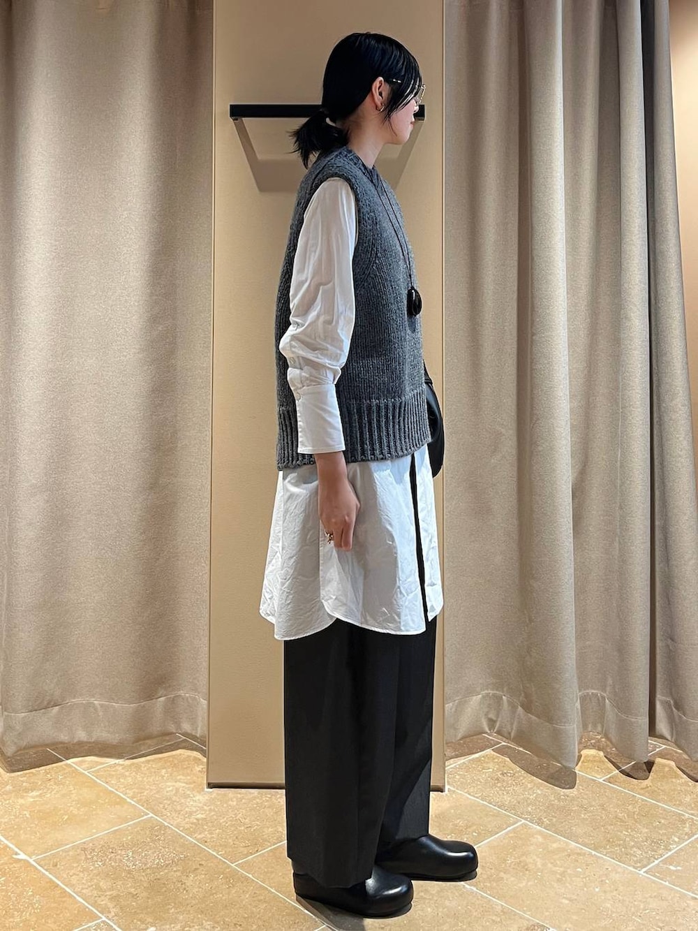 ホワイト系のシャツ/ブラウス、グレー系のニット/セーター、グレー系のその他パンツを着用したレディースの秋コーディネートの2枚目の写真