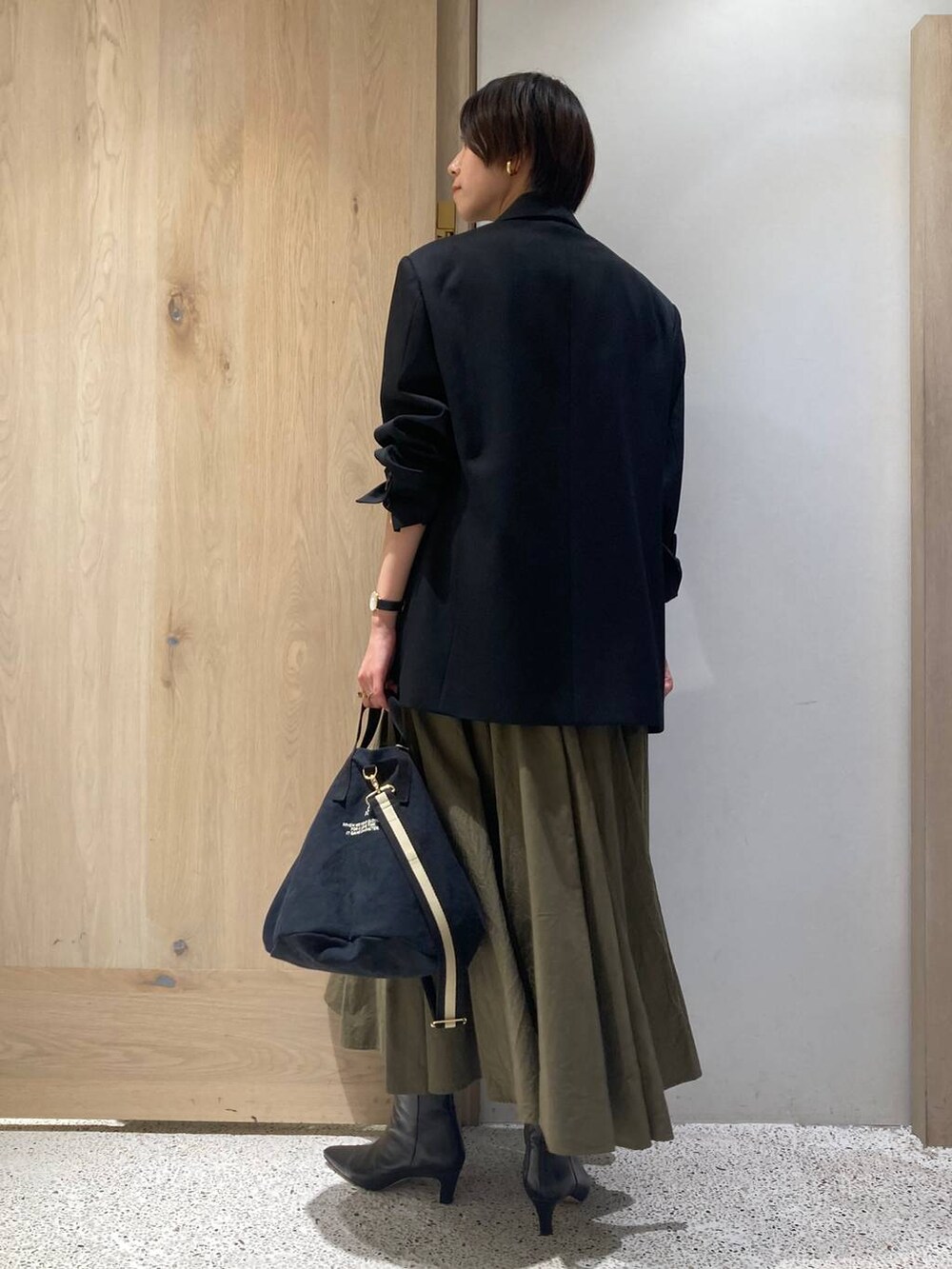 ブラック系のショルダーバッグ、ブラック系のTシャツ/カットソー、ブラック系のテーラードジャケットを着用したレディースの夏コーディネートの3枚目の写真